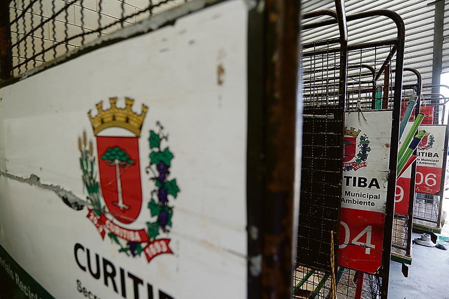 Conserto custa R$ 800, mas catadores ganham no máximo R$ 1,2 mil ao mês. | Henry Milleo/Gazeta do Povo