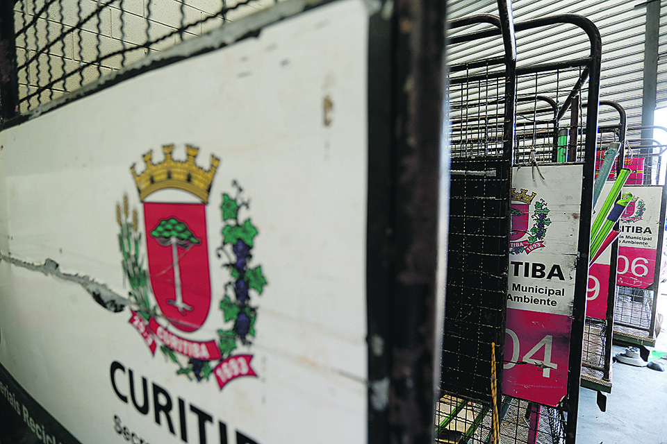Conserto custa R$ 800, mas catadores ganham no máximo R$ 1,2 mil ao mês. | Henry Milleo/Gazeta do Povo