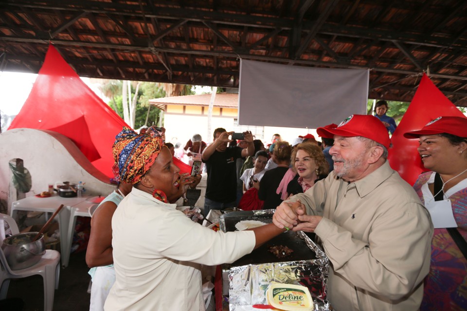 Ex-presidente Lula se apega à militância para dar uma guinada e abafar as seguidas denúncias. | Paulo Pinto/ Instituto Lula