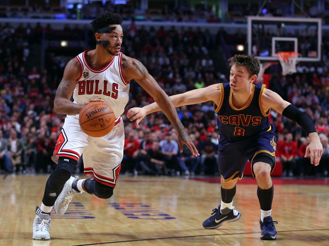 Mascarado, o astro Derrick Rose foi titular do Chicago contra os Cavs. Somou 18 pontos e distribuiu cinco assistências, mas acertou apenas 8 de 22 arremessos de quadra. Quem brilhou mesmo foi Nikola Mirotic, responsável por 19 pontos e nove rebotes. Nessa conta, acertou três de quatro cestas de três pontos tentadas e foi perfeito na linha do lance livre, com quatro chutes certeiros. | Dennis Wierzbicki/USA Today Sports