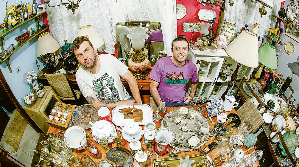 Empresário Adriano Viana e o vendedor Leandro Hammerschmidt mostram alguns dos 40 mil produtos à venda no Caçadores de Relíquias. | Hugo Harada/Gazeta do Povo