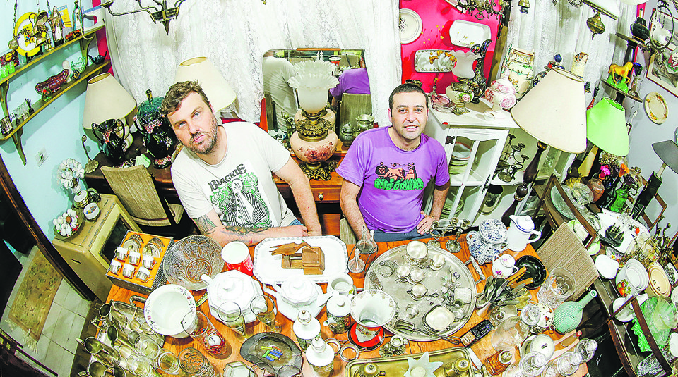 Empresário Adriano Viana e o vendedor Leandro Hammerschmidt mostram alguns dos 40 mil produtos à venda no Caçadores de Relíquias. | Hugo Harada/Gazeta do Povo