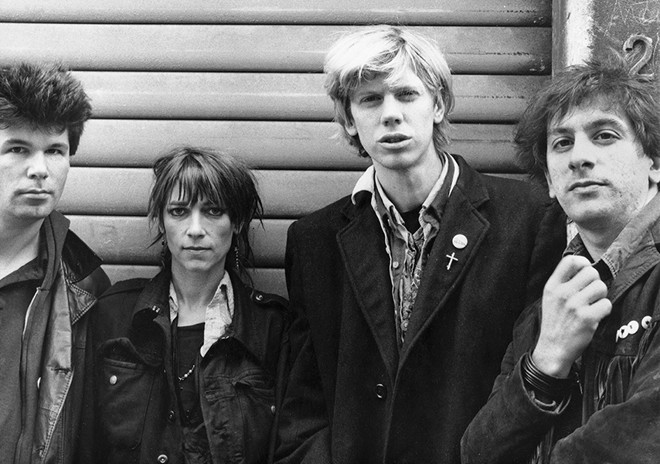 Ao lado de Thurston Moore e os outros companheiros de Sonic Youth: Bob Bert (baterista à época, e Lee Ranaldo. | Divulgação