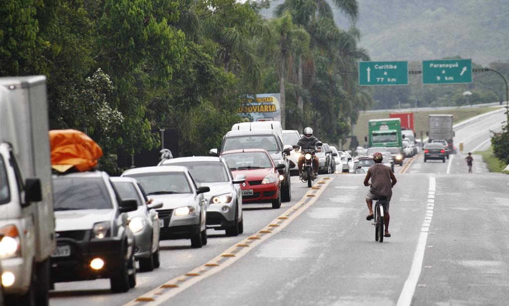 PR-407, que liga a BR-277 a Praia de Leste, em Pontal do Paraná | Daniel Castellano/Gazeta do Povo/Arquivo