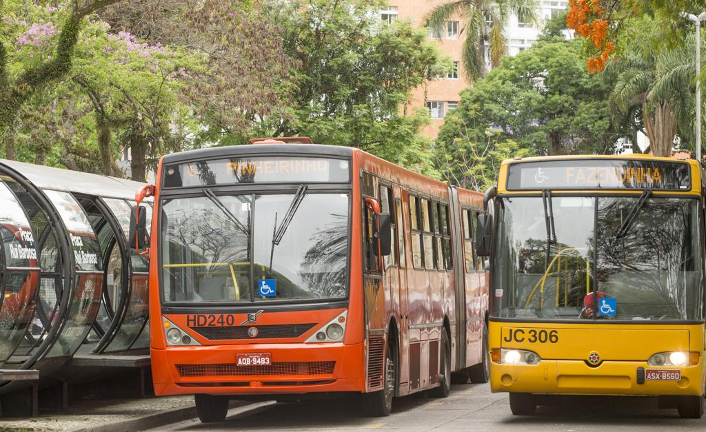 Ônibus de modelos mais antigos: Curitiba tem 180 veículos com mais de dez anos em uso – tempo que é considerado fora da vida útil. Eles são usados na hora do pico e substituem veículos que quebram. | Hugo Harada/Gazeta do Povo