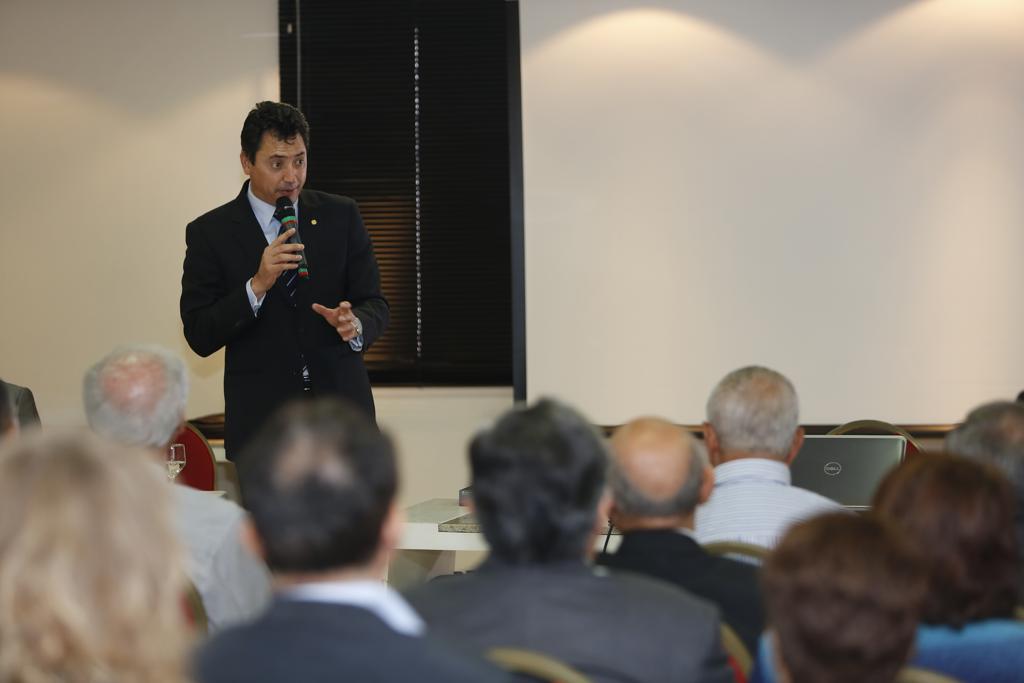 Deputado federal Sergio Souza (PMDB-PR) falou com funcionários interessados no rumo das investigações dos fundos de pensão. | Henry Milleo/Gazeta do Povo