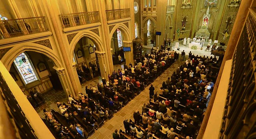 Missas em homenagem a Nossa Senhora Aparecida acontecem de duas em duas horas na Catedral de Curitiba | Ivonaldo Alexandre/Gazeta do Povo