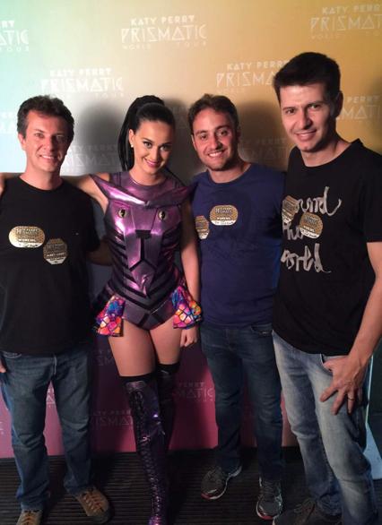Katy Perry recebeu em seu camarim, minutos antes da apresentação de anteontem na Pedreira Paulo Leminski, Fábio Neves (à esq.), Gian Zambon (ao lado dela) e Bruno Neves, diretores da Seven Entretenimento, responsável pela realização e produção do show da diva do pop mundial em Curitiba. | Divulgação