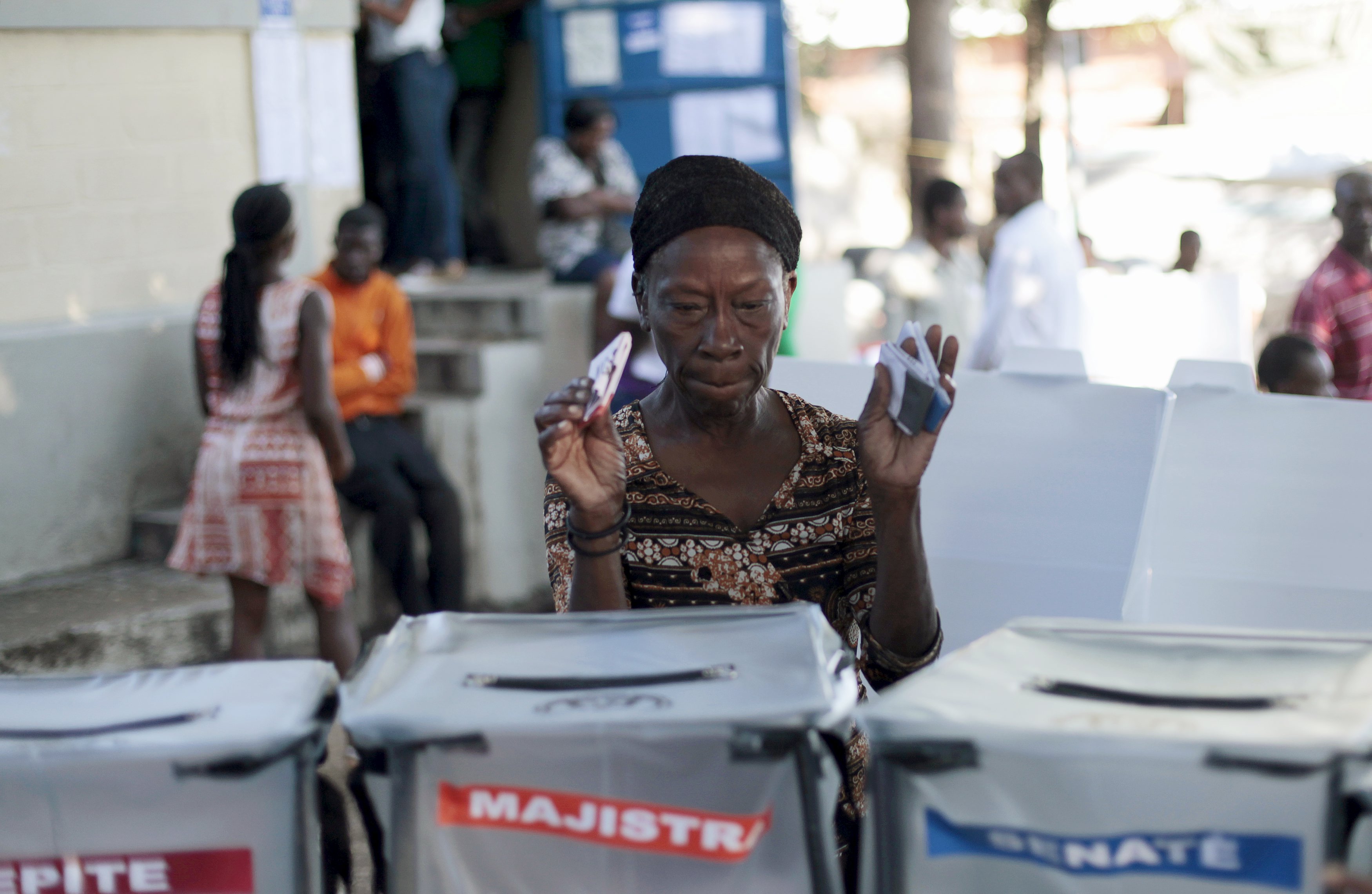 Eleitora vota na capital Porto Príncipe. | Andres Martinez Casares/Reuters