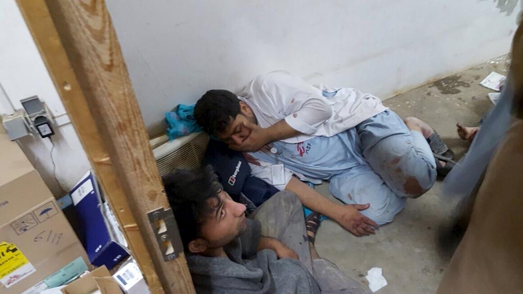 Membros dos Médicos Sem Fronteiras em choque após o ataque. | MSF/Reuters