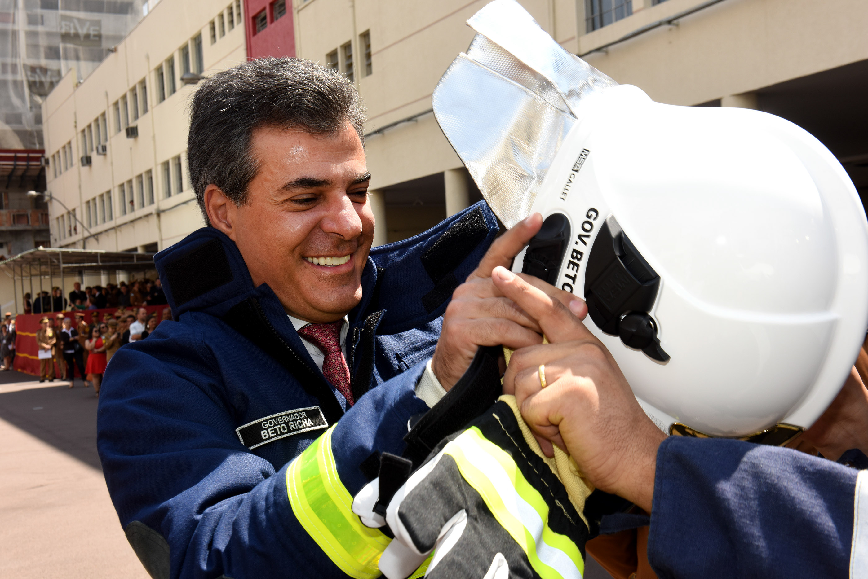 Richa coloca o capacete do Corpo de Bombeiros. | Ricardo Almejda/ANPr/Fotos Públicas
