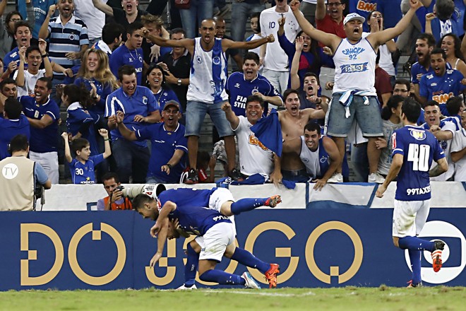 A alegria do Rubro-Negro não durou muito. Quatro minutos depois de o Atlético abrir vantagem no placar pela segunda vez no confronto, o Cruzeiro voltou a igualar o marcador. De Arrascaeta acertou um chute de primeira e saiu para comemorar (e muito) com os companheiros. Placar final: 2 a 2. | Albari Rosa/Gazeta do Povo