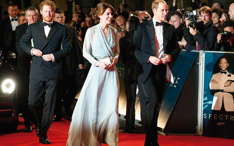 Duque e Duquesa de Cambridge (à frente) e Príncipe Harry assistiram ao novo filme de James Bond. | Celebritygossipuk.com/Divulgação