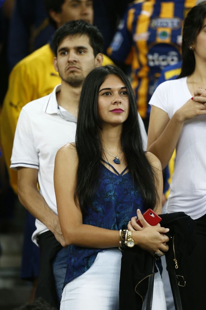Torcedora concentrada na arquibancada. | Foto: Albari Rosa Gazeta do Povo