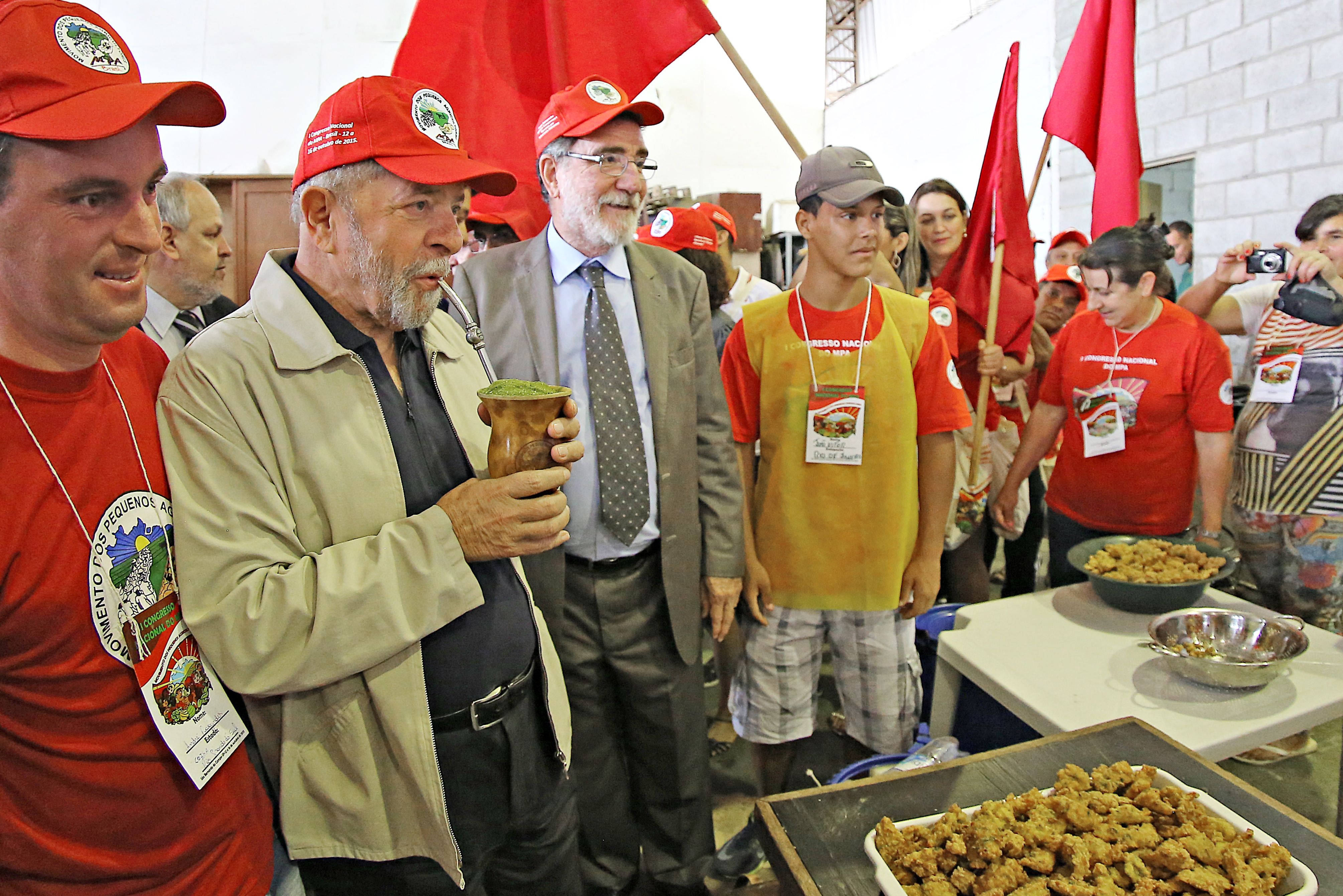 Com boné do movimento e cuia de chimarrão, Lula volta a defender a presidente Dilma. | Ricardo Stuckert/Instituto Lula