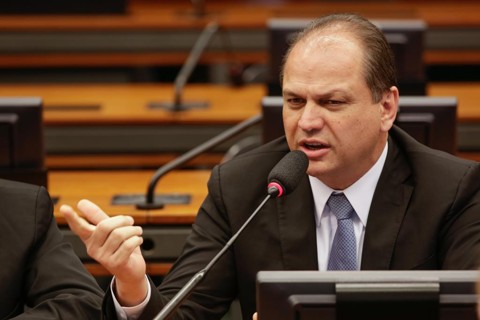 Deputado paranaense propõe corte de R$ 10 bi no Bolsa Família; base e oposição reagem “No Bolsa Família há uma grande rotatividade. As famílias que estão no programa serão mantidas e as que saem não serão substituídas, é simples o raciocínio”, afirmou o parlamentar. | Wenderson Araujo/Gazeta do Povo