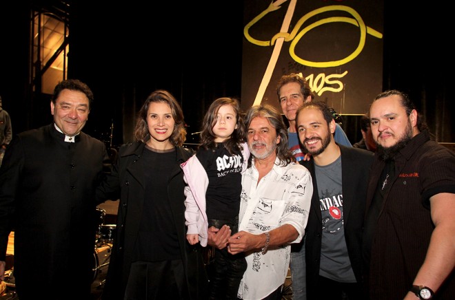 O maestro Alessandro Sangiorgi, a primeira-dama Marcia Fruet, o baixista Paulo Juk (com a garotinha Rafaela Hultmann), o guitarrista Paulo Teixeira (atrás), o diretor-geral da Ópera Orchestra Curytiba, Rogério Mendes, e o vocalista Rodrigo Vivazs no palco da Ópera de Arame depois do primeiro show em comemoração aos 40 anos da Banda Blindagem, na noite de sábado. Rafaela, aluna do baterista Pato Romero, fez uma participação em duas músicas, levantando a plateia. | maurocampos