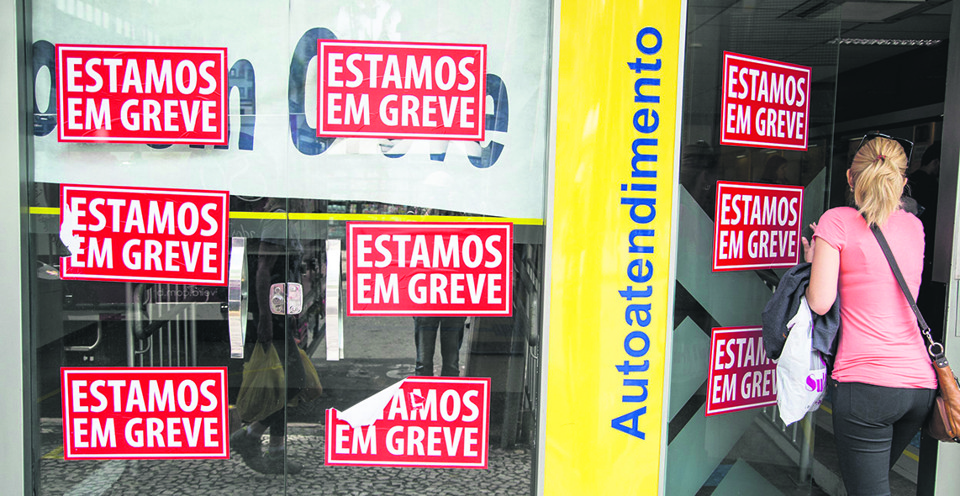 Caixas eletrônicos vão continuar funcionando durante a paralisação, segundo os bancos. | Henry Milléo/Gazeta do Povo