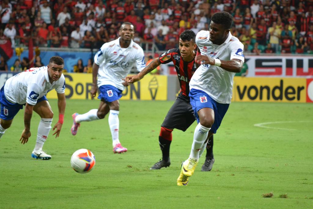 Rafael Carioca tenta jogada na partida contra o Vitória, na Fonte Nova: empate satisfatório para o Tricolor. | Romildo de Jesus/Futura Press/Folhapress