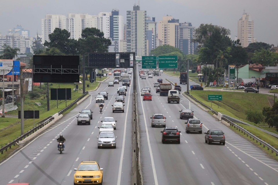 Movimento alto na saída para as praias, pela BR-277 (esq) | Ivonaldo Alexandre/Gazeta do Povo