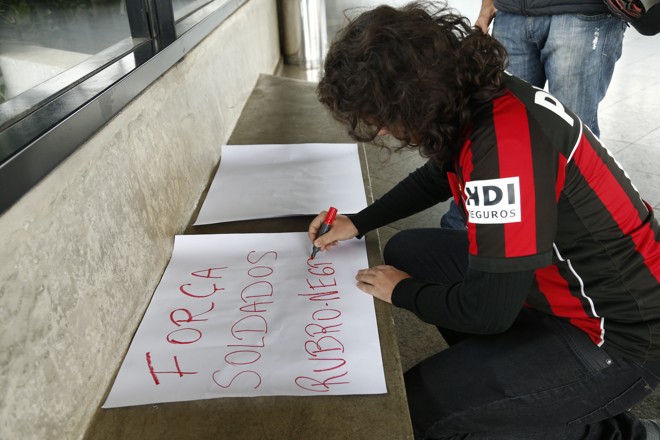 Torcedor leva apoio ao time no embarque para Assunção. | Hugo Harada/Gazeta do Povo