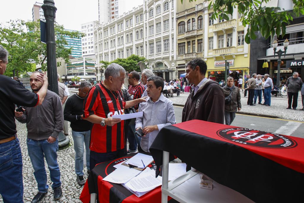 Grupo se reuniu na Boca Maldita para demonstrar apoio ao atual presidente do Clube, Mario Celso Petraglia | Daniel Castellano/Gazeta do Povo