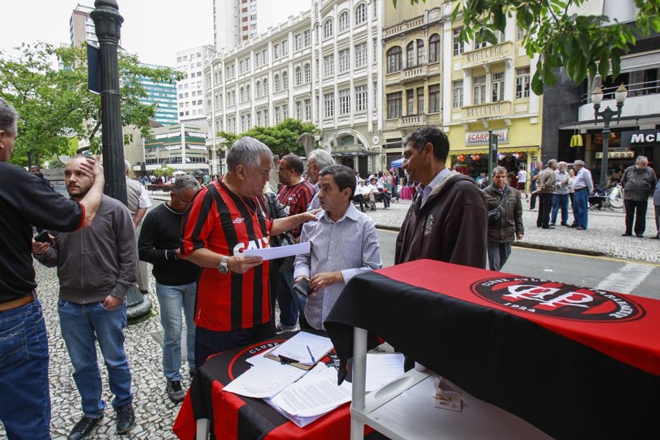 Grupo se reuniu na Boca Maldita para demonstrar apoio ao atual presidente do Clube, Mario Celso Petraglia | Daniel Castellano/Gazeta do Povo