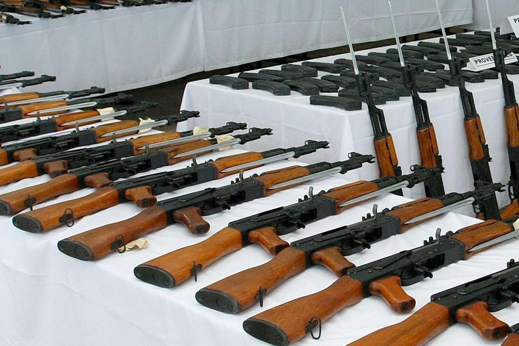 Pela proposta aprovada, deputados e senadores poderão andar armados e pessoas que respondem a inquérito policial ou processo criminal poderão ter posse e porte de arma de fogo. | JMG/VS/STR