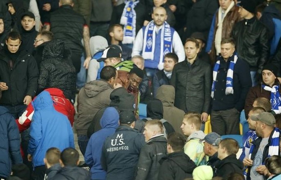 Torcedor negro é agredido pela torcida do Dínamo Kiev em partida contra o Chelsea na Liga dos Campeões. | Reuters/