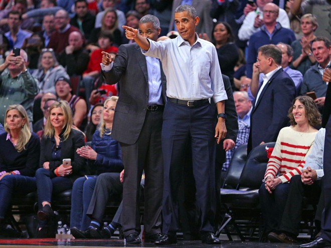 CHICAGO BULLS 97 X 95 CLEVELAND CAVALIERS – Torcedor do Chicago Bulls, o presidente norte-americano Barack Obama fez questão de aparecer na estreia do time contra o forte Cleveland. Deu sorte. Apesar de um apagão no fim da partida, a equipe da casa venceu, segurando LeBron James com direito a toco nos segundos finais. | Dennis Wierzbicki/USA Today Sports