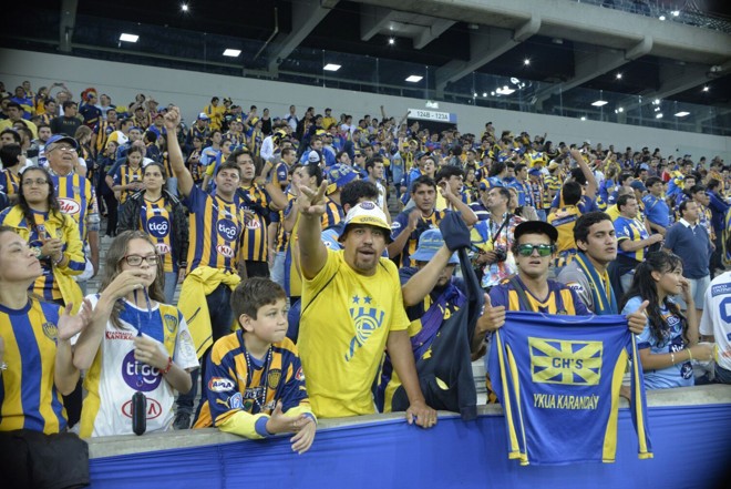 Área dos visitantes ficou lotada na Arena da Baixada. | Foto: Albari Rosa Gazeta do Povo