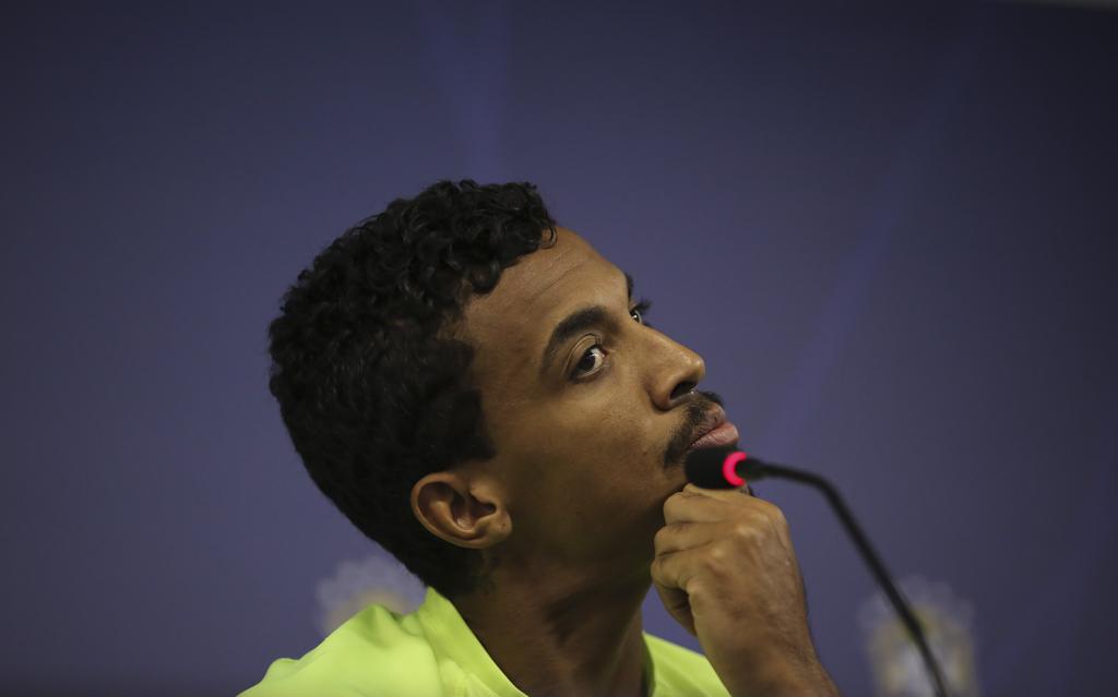 O volante Luiz Gustavo diz que a derrota por 7 a 1 para a Alemanha deixou o trabalho da seleção mais difícil. | Leo Correa/Mowa Press