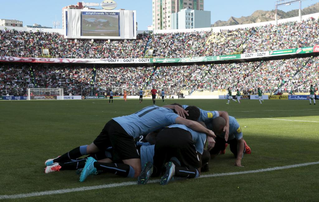 Jogadores do Uruguai comemoram o segundo gol contra a Bolívia: vitória celeste na altitude de La Paz. | David Mercado/Reuters