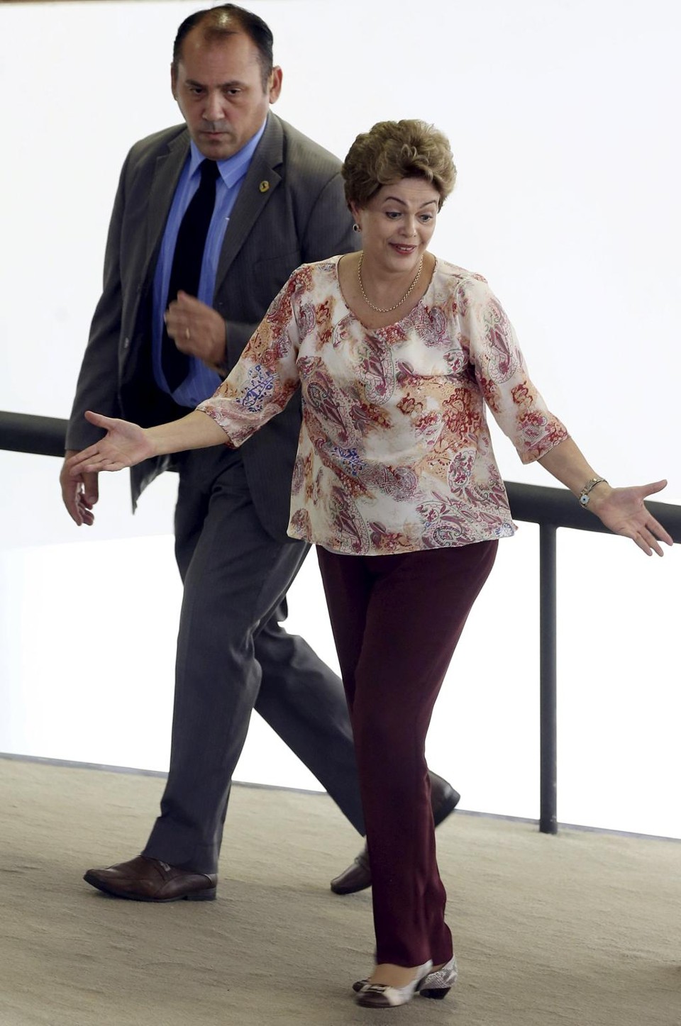 Governo adia para semana que vem anúncio do déficit primário deste ano Presidente Dilma acena no Palácio do Planalto, em Brasília. | STRINGER/BRAZIL/REUTERS