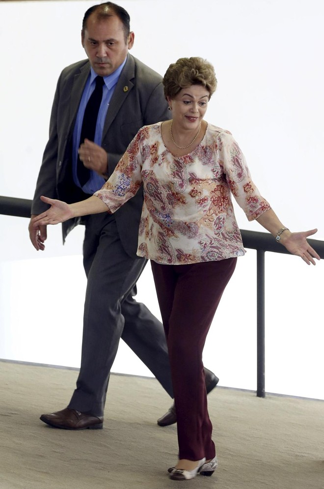 Presidente Dilma acena no Palácio do Planalto, em Brasília. | STRINGER/BRAZIL/REUTERS