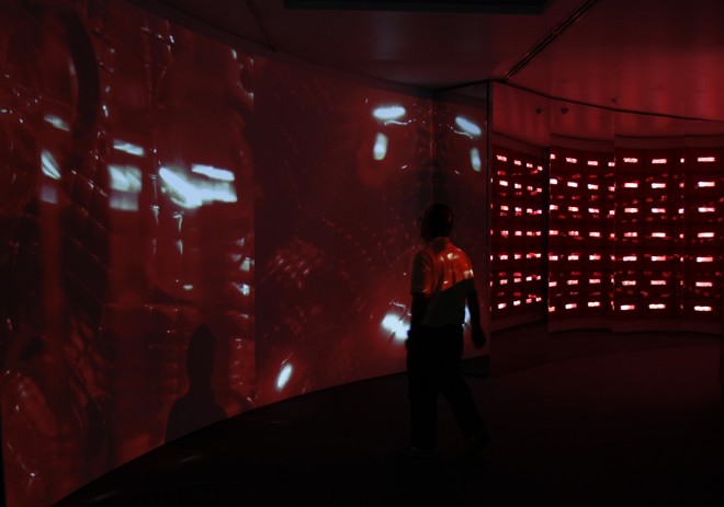 Eliane Prolik participa da Bienal de Curitiba com a instalação “Red Ahead”. | Aniele Nascimento/Gazeta do Povo