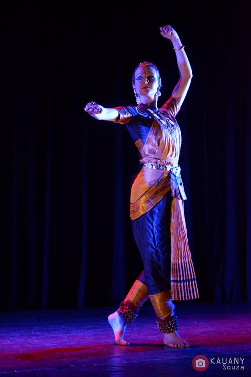 A dança de “Bollywwod” em cena. | Divulgação/