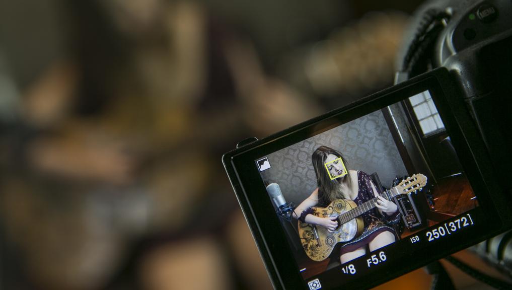 Sofia aparece quase sempre sozinha, com um violão, ou eventualmente cantando a cappella, como no vídeo “Blá Blá Blá”. | Marcelo Andrade/Gazeta do Povo