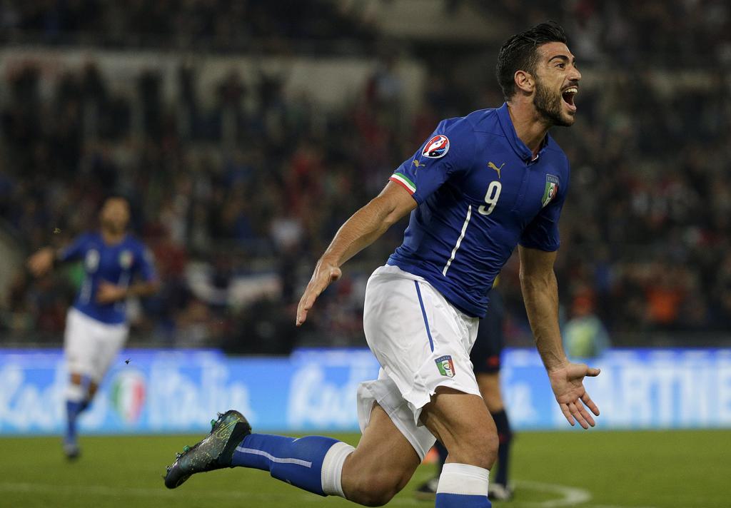 Pelle comemora o gol da Itália sobre a Noruega, em virada que empurrou a Noruega para a repescagem e levou a Croácia à Eurocopa. | Max Rossi/Reuters