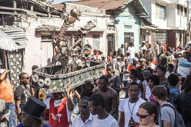 Escultura do artista haitiano André Eugène na abertura da Ghetto Biennale de 2013. | Divulgação