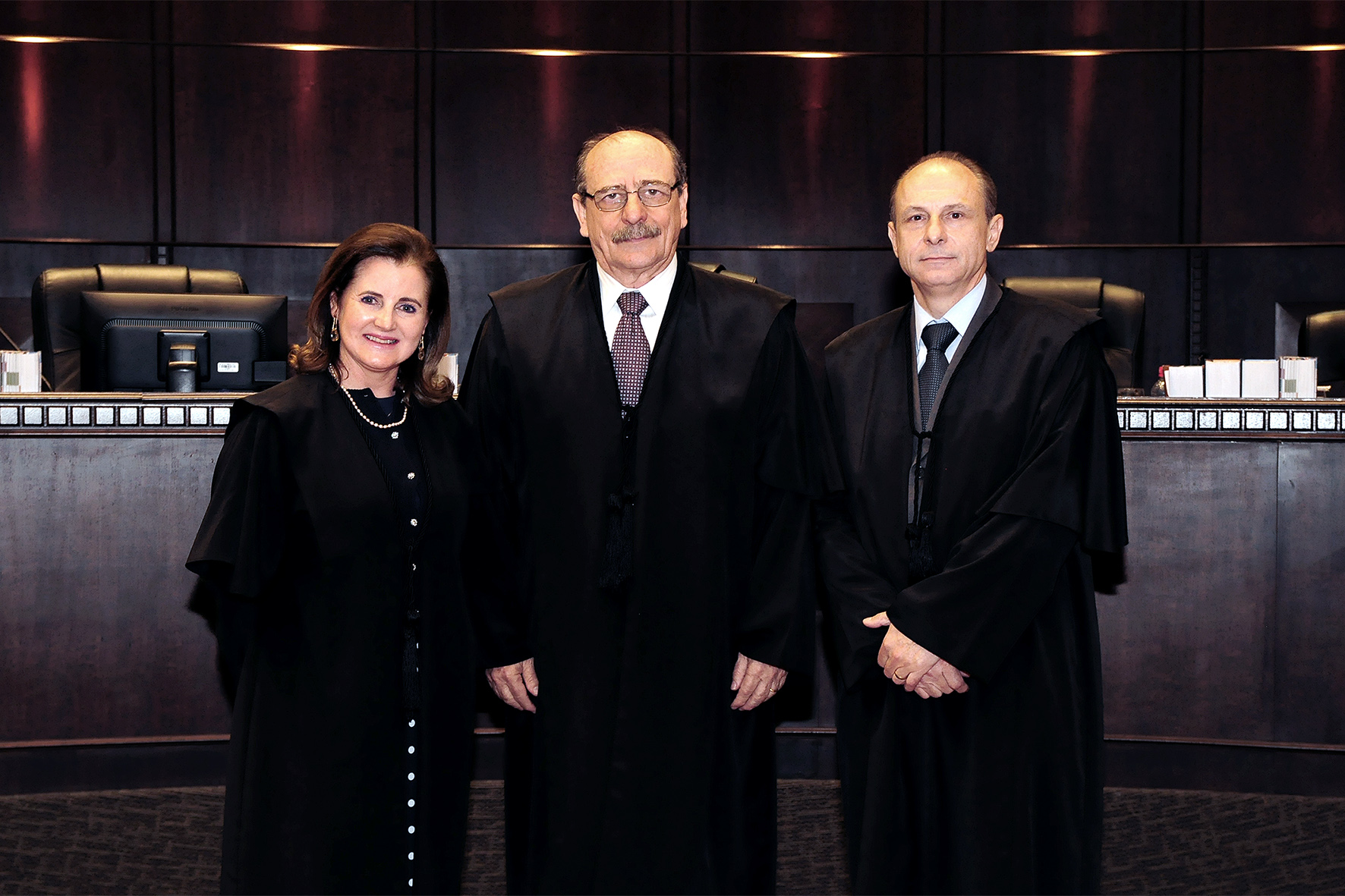 Nova presidência do TRT-PR: a vice-presidente, Marlene Teresinha Fuverki Suguimatsu, o presidente, Arnor Lima Neto e o corregedor, Ubirajara Carlos Mendes. | Divulgação/TRT9