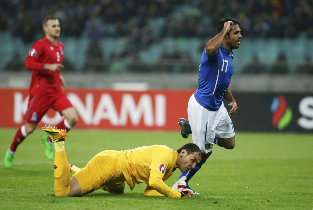 O brasileiro naturalizado italiano Éder abre o placar para a Azzurra diante do Azerbaijão e corre para comemorar com os companheiros. | David Mdzinarishvili/Reuters