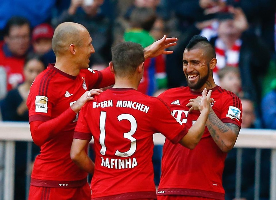 Robben marca no seu retorno, e Bayern vence a 1.000ª partida de Bundesliga Robben, Rafinha e Vidal comemoram o gol do chileno contra o Colônia, o segundo do Bayern de Munique no triunfo por 4 a 0. | Michael Dalder/Reuters