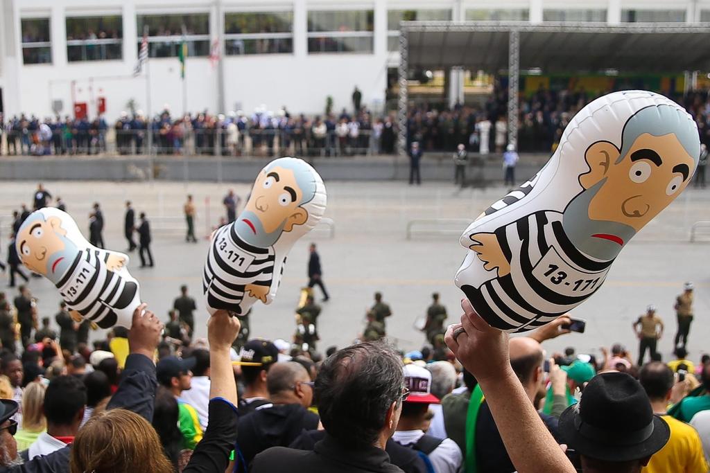 No caso dos bonecos pequenos, que Souza chama de mini infláveis, a Big Format aceita pedidos de, no mínimo, 500 peças. | Zanone Fraissat/Folhapress