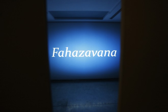 A vídeo-instalação “Limiar” convida o visitante olhar, por uma fresta, versões da palavra “luz” em 60 línguas. | Henry Milleo/Gazeta do Povo