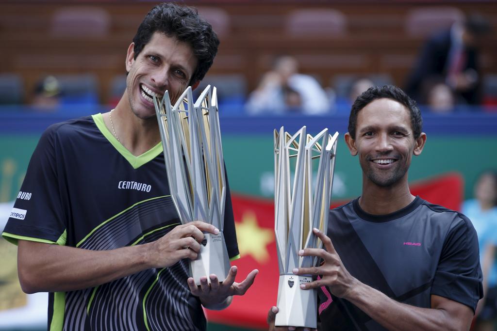Marcelo Melo (à esq.) e Raven Klaasen faturaram o título de duplas em Xangai, neste domingo (18) | ALY SONG/REUTERS