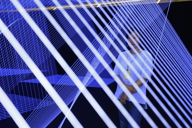 En “In.visible”, a sul-coreana Jeongmoon Choi (foto) usa fios fluorescentes tensionados para “desenhar no espaço” | Henry Milleo/Gazeta do Povo