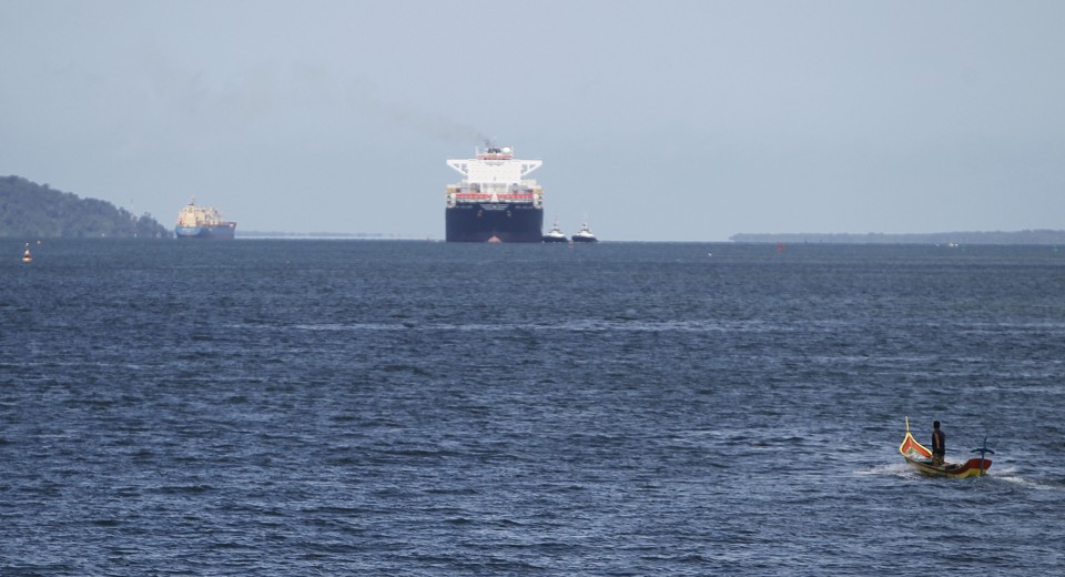Navio na entrada de Paranaguá: movimento de cabotagem tem espaço para crescer. | Jonathan Campos/Gazeta do Povo