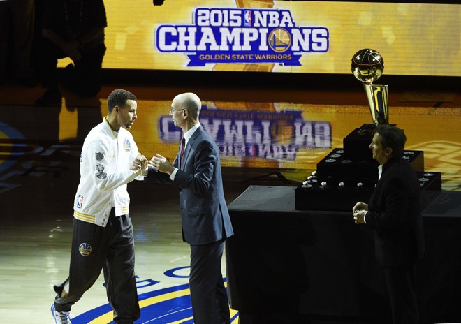 Melhor jogador da temporada passada, Stephen Curry simplesmente atropelou a defesa dos Pelicans depois de receber o tão sonhado anel de campeão da liga. Empolgado, marcou incríveis 40 pontos, além de contribuir ainda nos rebotes (seis) e nas assistências (sete). | Kyle Terada/USA Today Sports