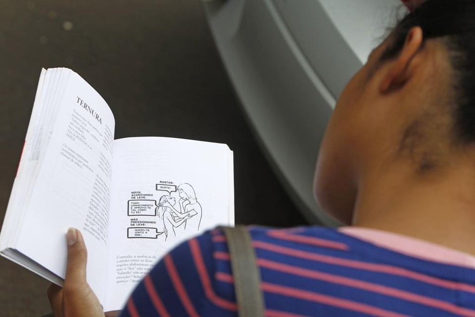 Estudante lê antes da prova do Enem em Curitiba. | Antônio More/Gazeta do Povo